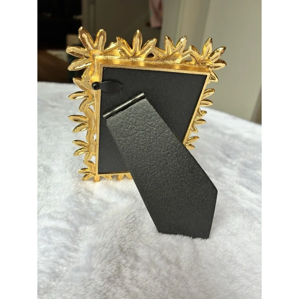 Unbranded gold metal
